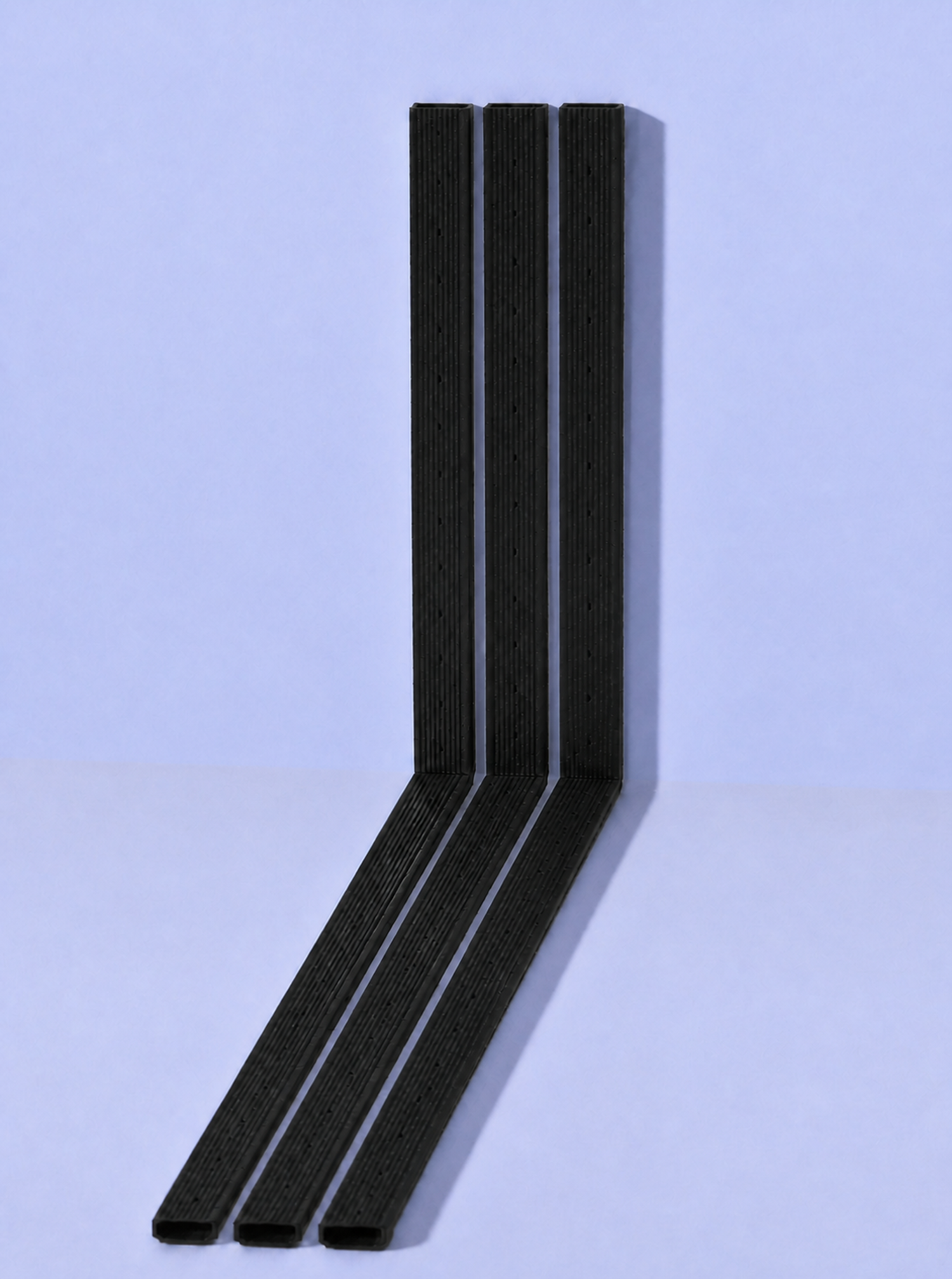 Drei AlphaTherm Pro Abstandhalterrahmen mit offenen Profilenden, geformten Biegungen und diagonalen Abschnitten